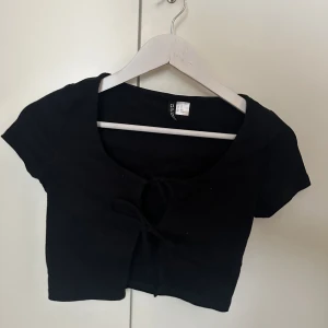 Svart topp - Svart topp med snörning