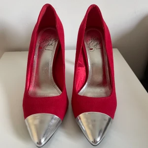Klackskor  - Vinröda klackskor med silver detaljer, ungefär 6 cm högklack❤️