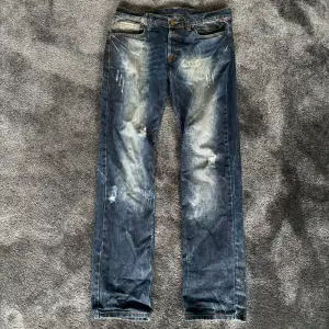 Säljer ett par replay jeans med lös passform. Hör av er om ni har några frågor:)