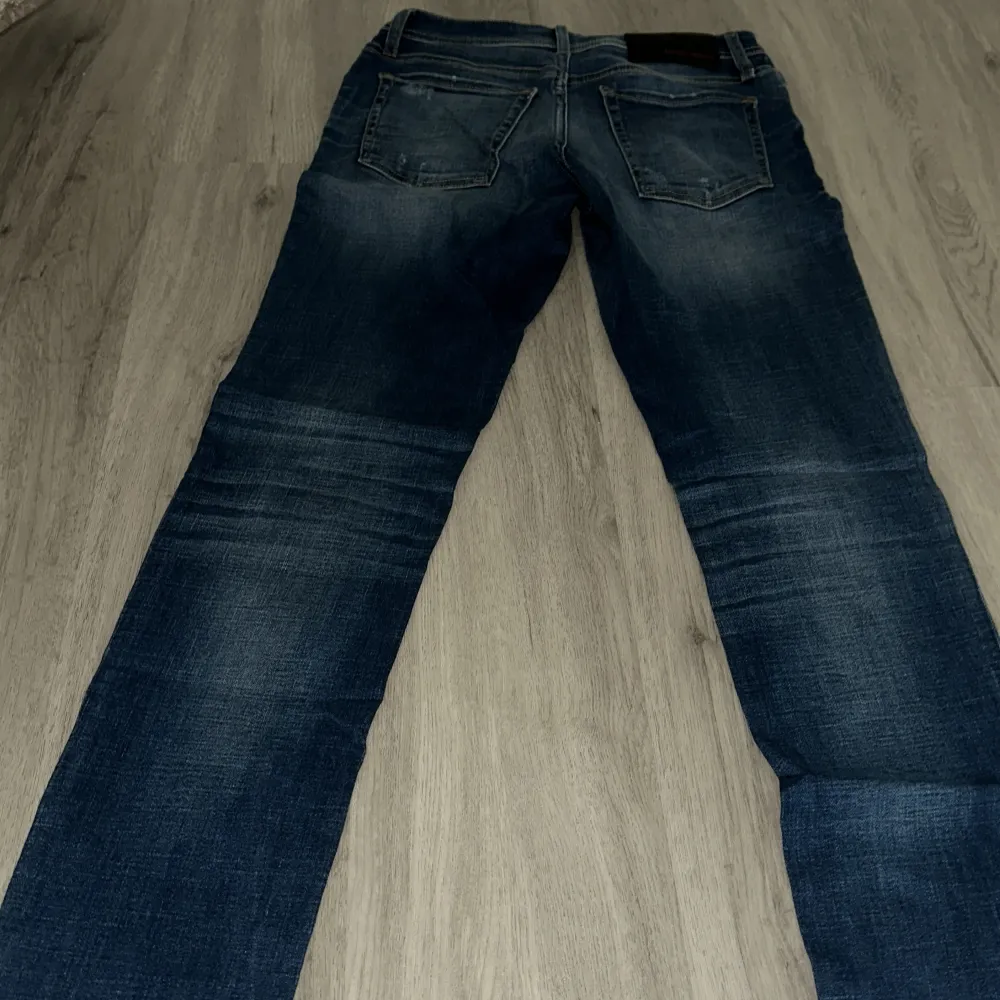Jeans från ANTONY MORAT i storlek 30/30  TAPPERED   Aldrig använts sedan beställningen,  alltså så gott som nya . Jeans & Byxor.