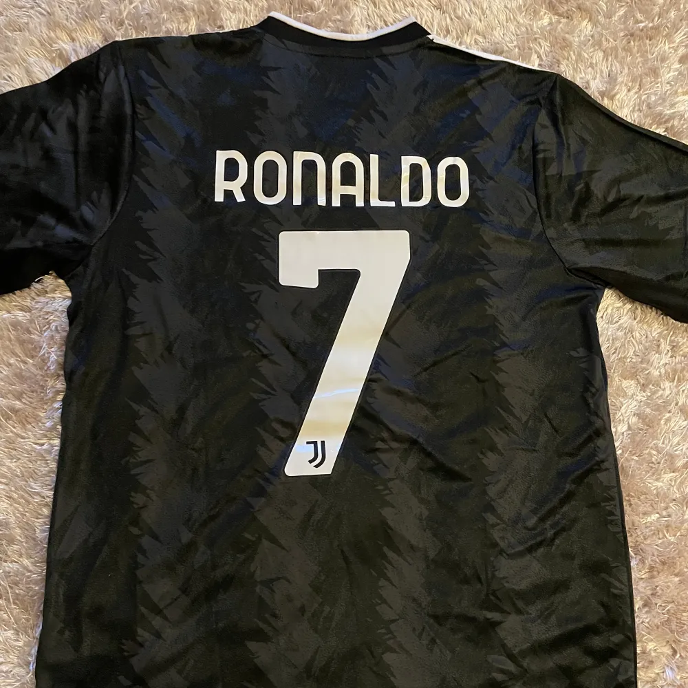 Säljer nu denna supersnygga Juventus tröja med Ronaldo på ryggen! Tröjan är helt oanvänd och passar storlek M/L. Skick 10/10. Skriv privat vid frågor!🤗. T-shirts.