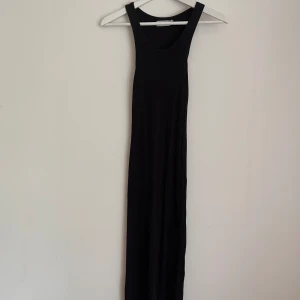 Långklänning - Lång tajt klänning från Weekday. Nyskick!