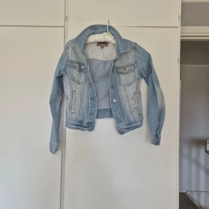 Jeansjacka🛍 - Jag säljer min ass snygga jeansjacka från LDB industries. Den är bra skick och om ni har någon funderinga skriv till mig!🛍⭐️