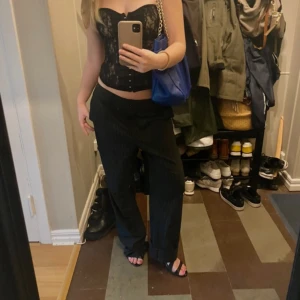 Lågmidjade kostymbyxor - Snygga lågmidjade kostymbyxor som är randiga. Väldigt bra skick 