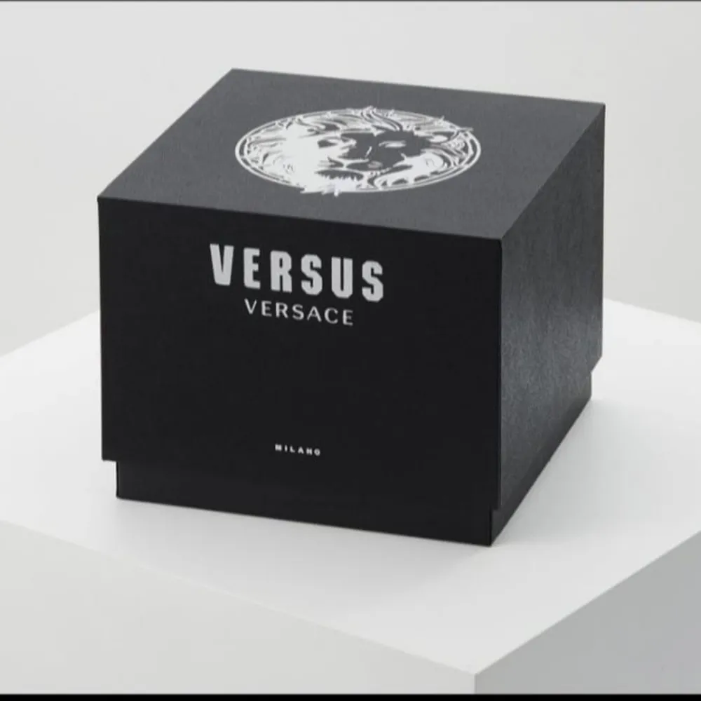 Versace dam klocka helt ny plast på med låda aldrig använd . Accessoarer.