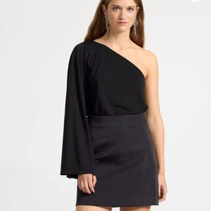 One shoulder topp - Skit snygg one shoulder topp från Lindex, använd 2 gånger, super bra skick😻🙌🏼så najs till finare tillfällen💗
