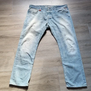 Vintage replay jeans - Väldigt bra skick  Mått:   Midja: 48CM Innerben: 75CM Ben öppning: 21.5