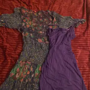 det här är en 2 del klänning med en med ett mjukt linneaktigt material samt en somrig klänning som täcker den lila klänningen 