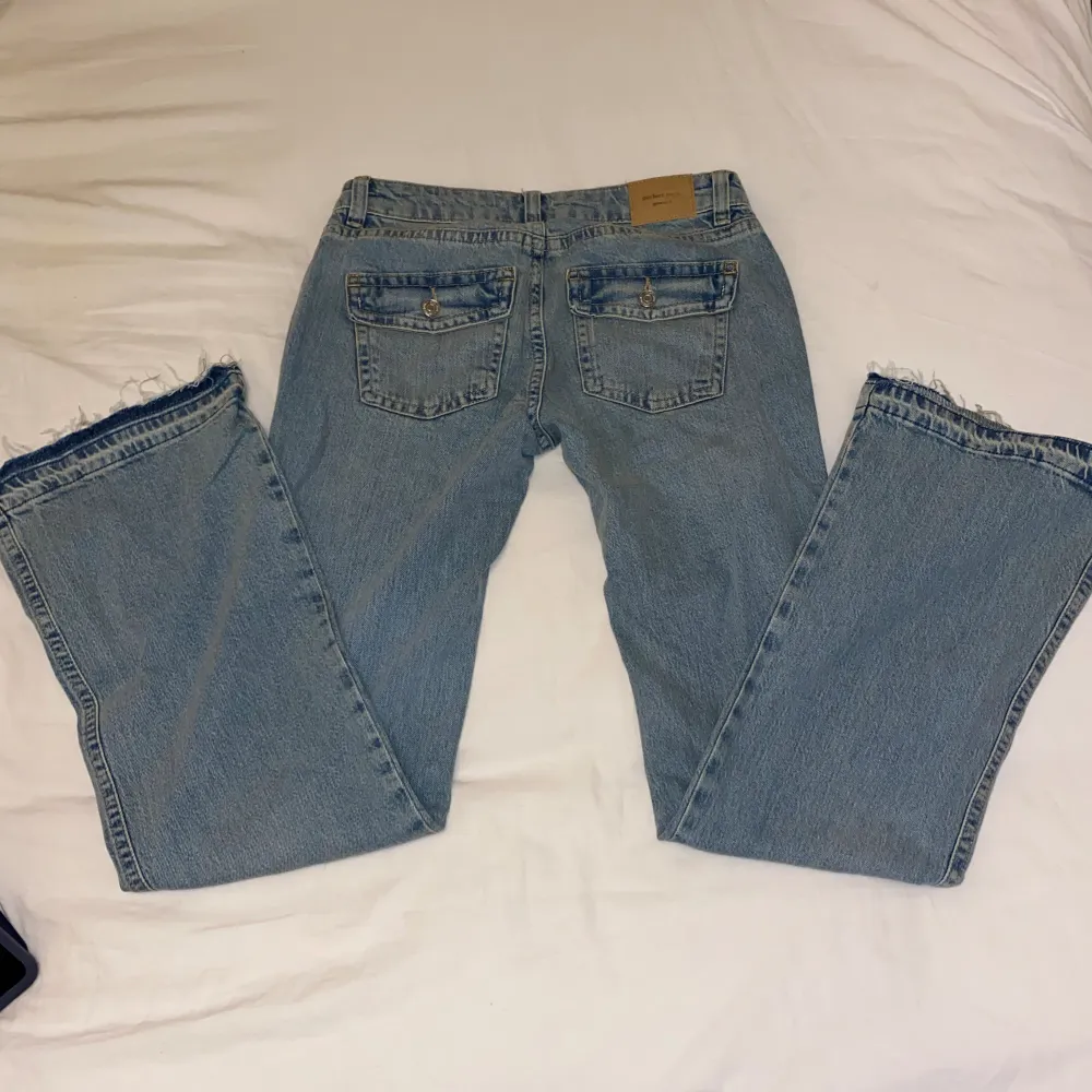 Lågmidjade jeans, fickor med knapp från Gina. Jag är 169cm och de passar mig🤍. Jeans & Byxor.