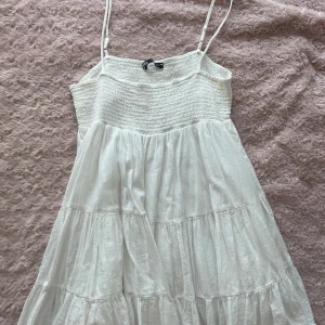 Vit klänning - Vit klänning från Zara i bra skick! Passar perfekt till sommaren❣️💘