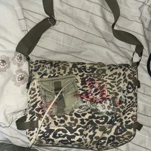 Jätte cool väska med leopardprint