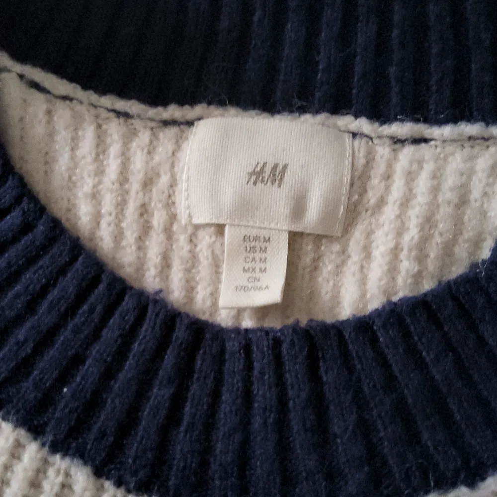 Randig tröja mörkblå och vit i storlek M från H&M. Säljer då jag inte använder längre. Inga skador elr nå hål.💗. Stickat.
