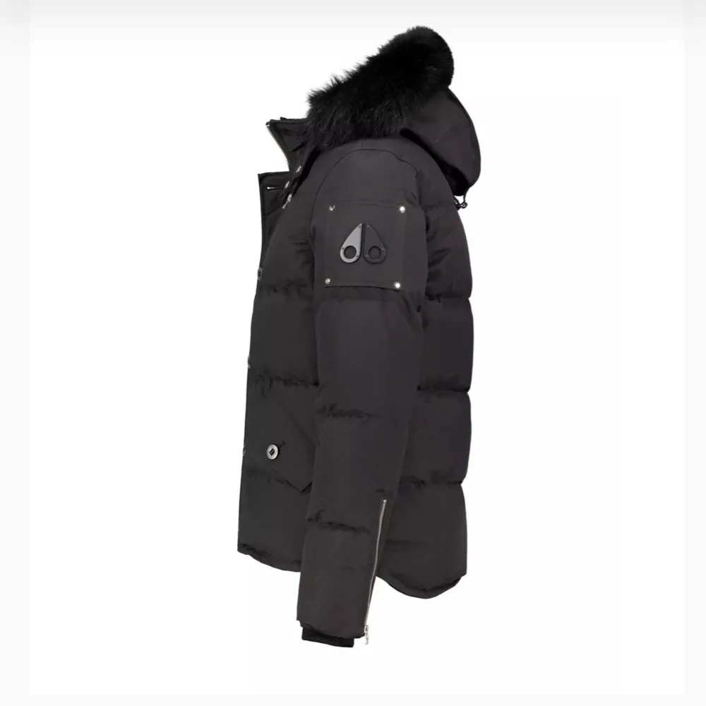 Intresse koll på min Moncler väst. Endast använd 1 gång och taggar och allt finns kvar. Går att skanna. Storlek S men passar M vilket motsvarar  Köpt för 11,999kr, hör av er vid frågor. Är öppen för bud. Jackor.