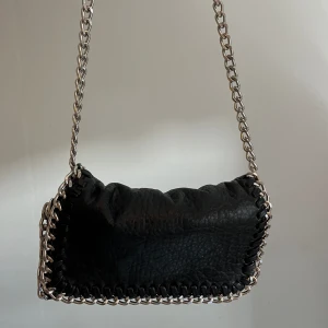 Tiamo väska - Gullig liten väska från Tiamo i bra skick, dragkedja och två innerfickor.