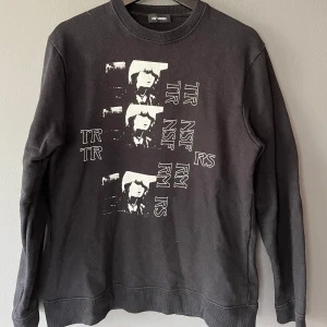Raf Simons SS19 Sweatshirt - Tjocktröja från Raf Simons. Mycket bra skick inga tecken på slitage. Sitter lite oversized small, passar perfekt på mig som 185cm. Köpt av pålitlig säljare. DM för frågor eller fler bilder. 
