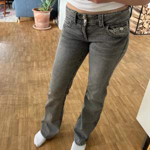 Säljer dessa low waist Gina Tricot jeans i storlek 158. Jag brukar i vanliga fall ha storlek 170-164 men just dessa passade mig i strl 158💞 Har använt 2-4 gånger vilket inte alls syns! Nytt skick! Skriv för frågor! 💞💞