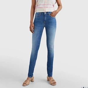 Mörkblå jeans skinny fit mid waist - Mörkblå skinny jeans från Tommy Hilfiger. Fint skick utan tecken på användning. Medelhöga i midjan och passar under 165. 26 i midjan.