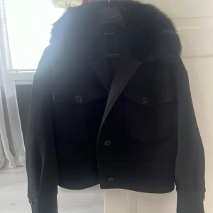Meotine jacka - Säljer nu min Charlie jacket från Meotine. Den är i storlek s/m. Nypris:3000🩵 kom gärna med bud också, vid snabb affär☺️💕