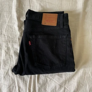 Jeans - Ett par svarta Levis, använda typ 1 gång då jag sedan glömt dom, jättebra skick! S/XS:)