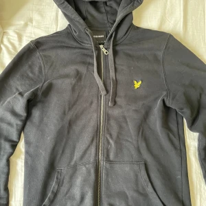 Tröja - En duper fin svart tröja från lyle and scott, använd typ 4-5 gånger, inga defekter, XS-M:)