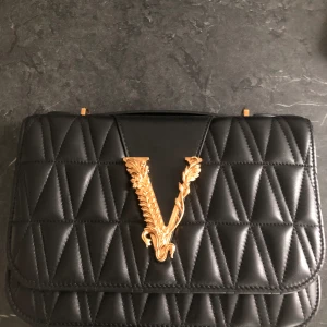 Versace virtus sholuder Bag Quilted leather  - Size W x 6,5 H x 2,5 D 1 handel drop  21-23 strap drop drop     