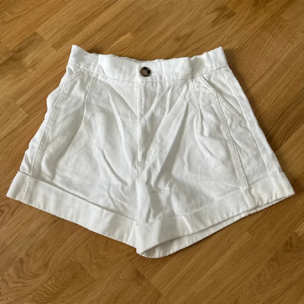Vita shorts i paperbag modell från Zara. Strl 36/S. God kvalitet. . Shorts.