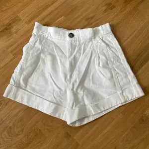 Vita shorts i paperbag modell från Zara. Strl 36/S. God kvalitet. 