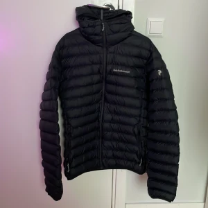 PeakPreformance jacka - Det är storlek L men passar även i M. Jackan har ett litet hål på högra armen men det är nästan osynligt. Jackan köptes för 2500 men säljer för 450