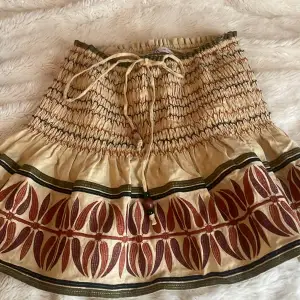 Säljer denna fina kjol med shorts i 🥰
