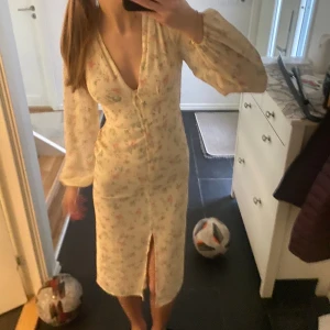sommarklänning  - säljer denna jätte fina ljusgula klänningen som är jätte lik Adoore klänningar, säljer eftersom den är för liten för mig. Den är storlek 32 men passar även 34💛