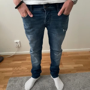 Jack & Jones jeans - Säljer dessa grisch jeans från Jack & Jones. Dom är i storlek 30 / 30. Dom har inga skador. Hör av er vid funderingar👊