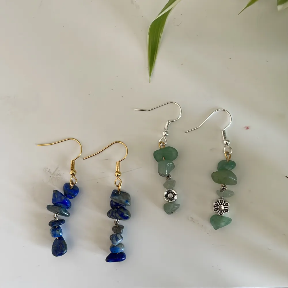 Dessa örhängena, grön aventurin och lapis lazuli, säljer båda tillsammans för 100kr. Dm om det är några frågor. 😊🌟. Accessoarer.
