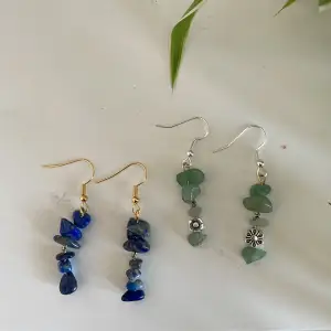 Dessa örhängena, grön aventurin och lapis lazuli, säljer båda tillsammans för 100kr. Dm om det är några frågor. 😊🌟