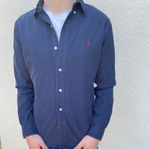 Ralp lauren skjorta - Säljer min feta ralph lauren skjorta i otroligt fin skick (9/10) . Modellen är 178 och väger 65 kg. Priset kan diskuteras vid snabb affär och har ni frågor är det bara att skriva 👍