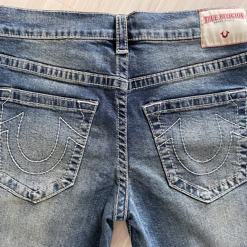 Feta true religion jeans i modellen Ricki köpt på urban outfitters! Jeansen är i nyskick men har små slits längre ner så dem får en mer ”baggy” look gjort av mig 🤗. Storlek 28, skriv för mer bilder och mått! 🌟. Jeans & Byxor.