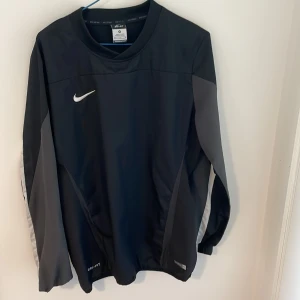 Nike träningströja  - M för tjejer 