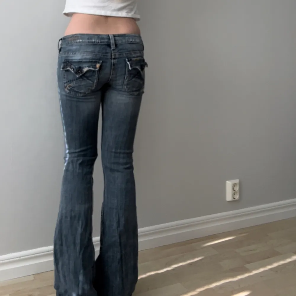 Midjemått tvärsöver 37cm och Innerbenslängd 80cm💓. Jeans & Byxor.