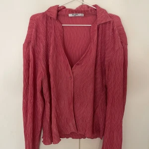 Skjorta - Skjorta/blus fårn nakd, jättesnygg men inte min färg. Skriv privat för bilder på då den har en viss passform. Pris kan diskuteras 