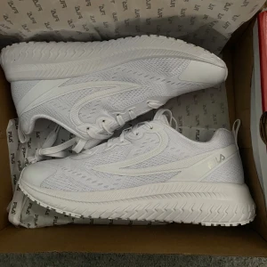 Fila sneakers, helt nya - Helt nya sneakers, aldrig använda. Säljer pga liten storlek. Väldigt bekväma skor perfekt till vardags eller träning. Beställda från JD Sports nypris 650kr