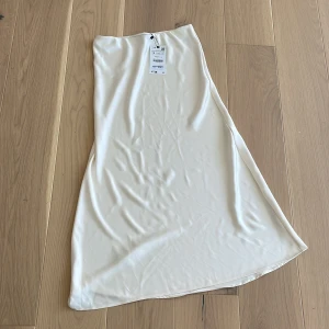 Satinkjol zara - Helt ny satinkjol från zara