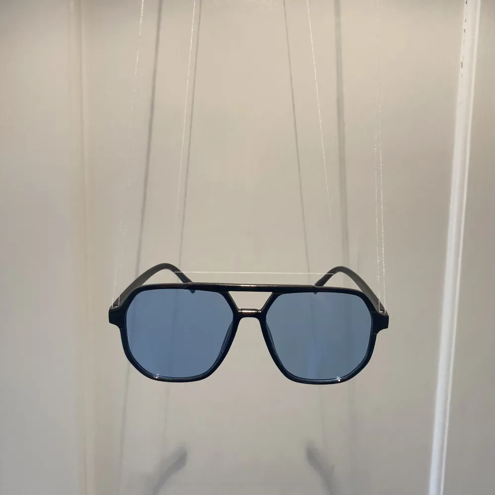 Sommarens grischigaste solglasögon modellen OCEAN från kollektionen III🍾. Fås även med ett exklusivt case med putsduk och en skyddspåse så du kan ha med dig glasögonen i fickan. Accessoarer.