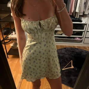 Klänning  - Klänning från gina som är super söt och fin nu till sommaren. Kommer tyvärr inte till användning! 