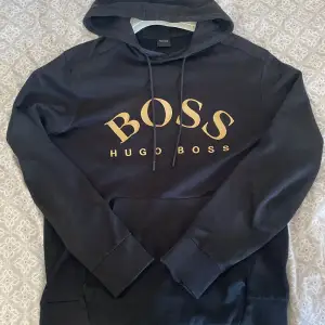 Säljer min Hugo boss hoodie då den inte passar mig längre. Storleken är S och skicket är i topp.  