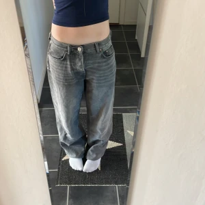 Baggy jeans - Ett par Low waist baggy jeans i storlek 34 från Gina tricot som inte längre kommer till användning. Slitna längst ner men ingenting man tänker på när man har på sig dom. Jag är 170 som referens 💕 