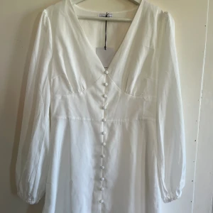 Vit klänning - Aldrig använd, storlek 38, köparen står för frakten❤️