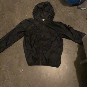 Stone island Windbreaker  - VÄLDIGT TUNN stone island wind breaker vatten tät och är använd ca 7-8 ggr färgen är väldigt mörk blå passr ca 170 