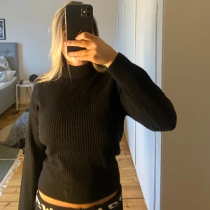Stickad tröja  - Stickad tröja som inte används och är i nyskick. 