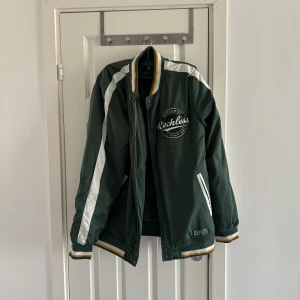 Jacka  - En grön fin jacka som en använd 1-2 skriv till mig för mer frågor.