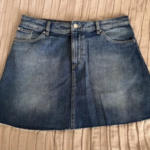 Jeans kjol - Jeans kjol i super bra skick, endast använd 1 gång! Sann i storlek