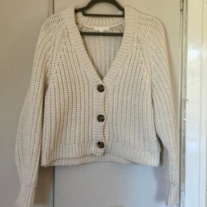 Kofta Hm - Stickad tröja från Hm. Fläck på ärmen därav priset, men går säkert att få bort på något sätt har inte testat.❤️